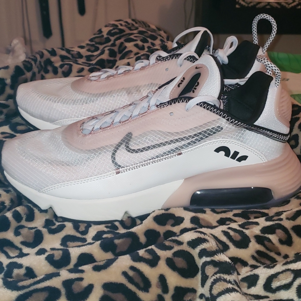 WOMEN'S NIKE AIR MAX 2090 CASUAL SHOES